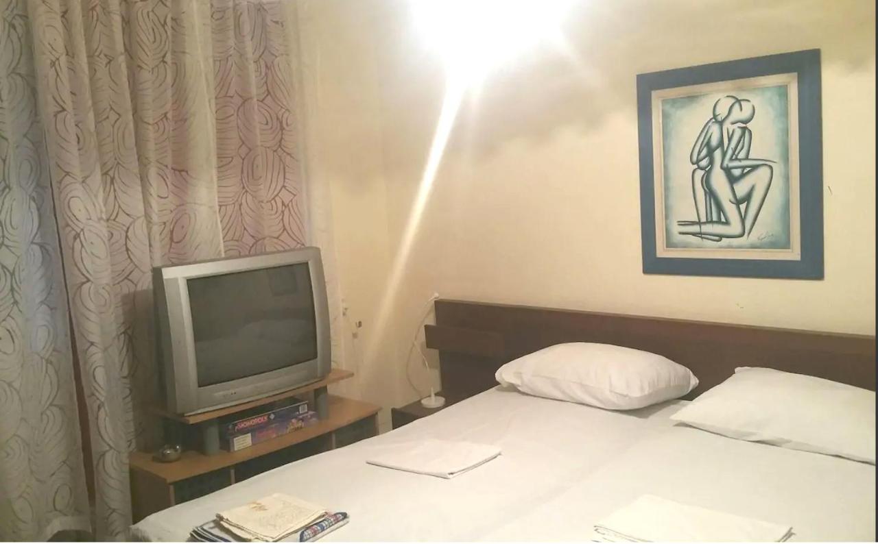 Communist Style Apartment Тирана Экстерьер фото